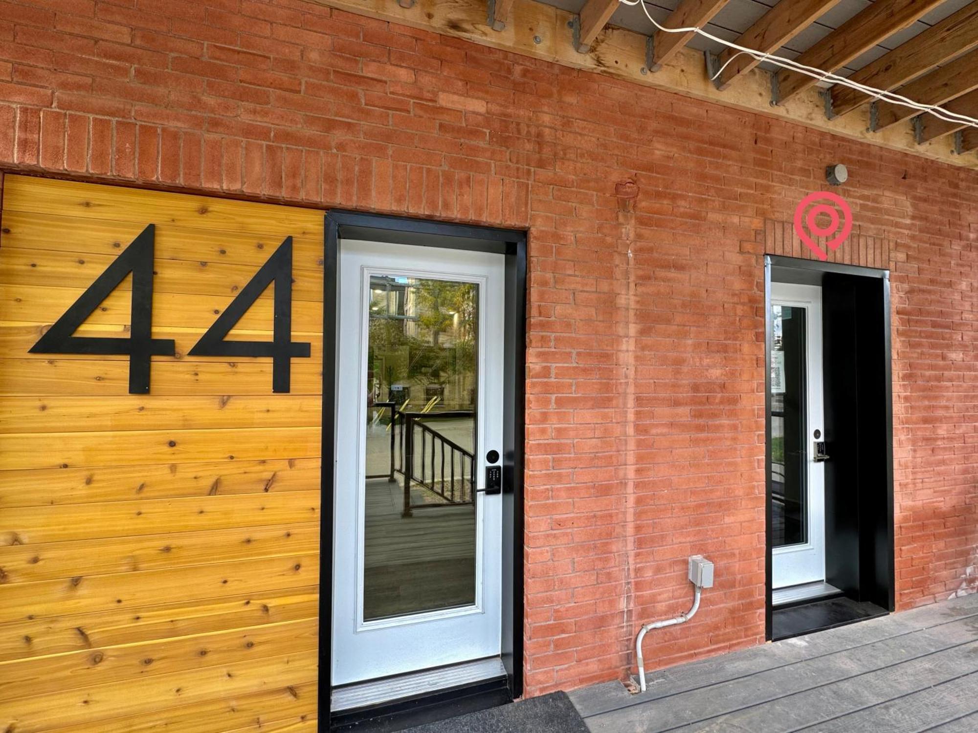Entire 1 Bedroom Apartment Across From Google - Br5 Kitchener Exterior foto