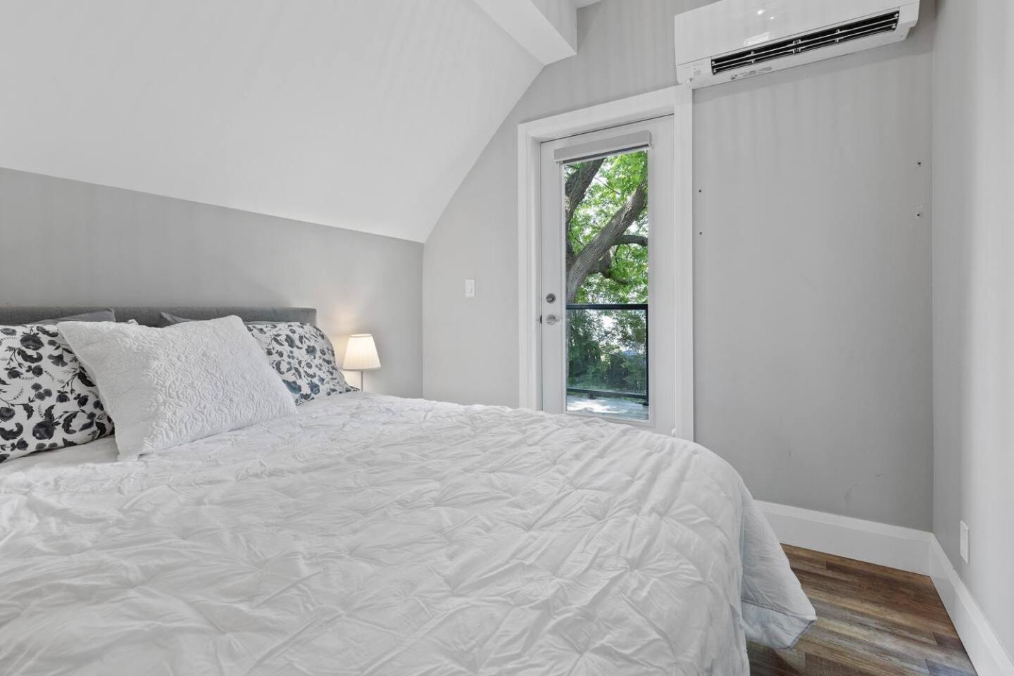 Entire 1 Bedroom Apartment Across From Google - Br5 Kitchener Exterior foto